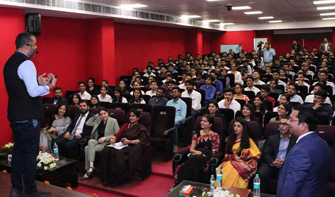 Read more about the article Chetan Bhagat enlivens ABS PGDM Orientation Program 2019 with a power-packed session on ‘Create Your Own Brand’!